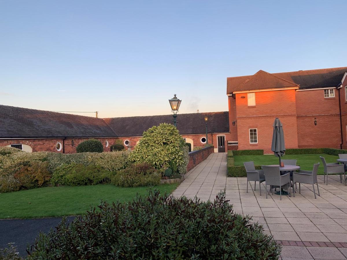 Hunters Lodge Hotel Crewe Exteriér fotografie